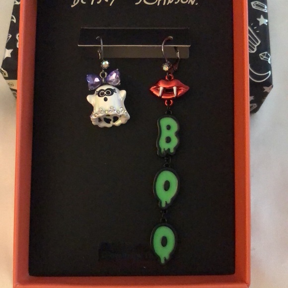 Betsey Johnson Ghost, Vampire Lips & Boo Mismatch Drop Earrings NIB - Picture 3 of 14